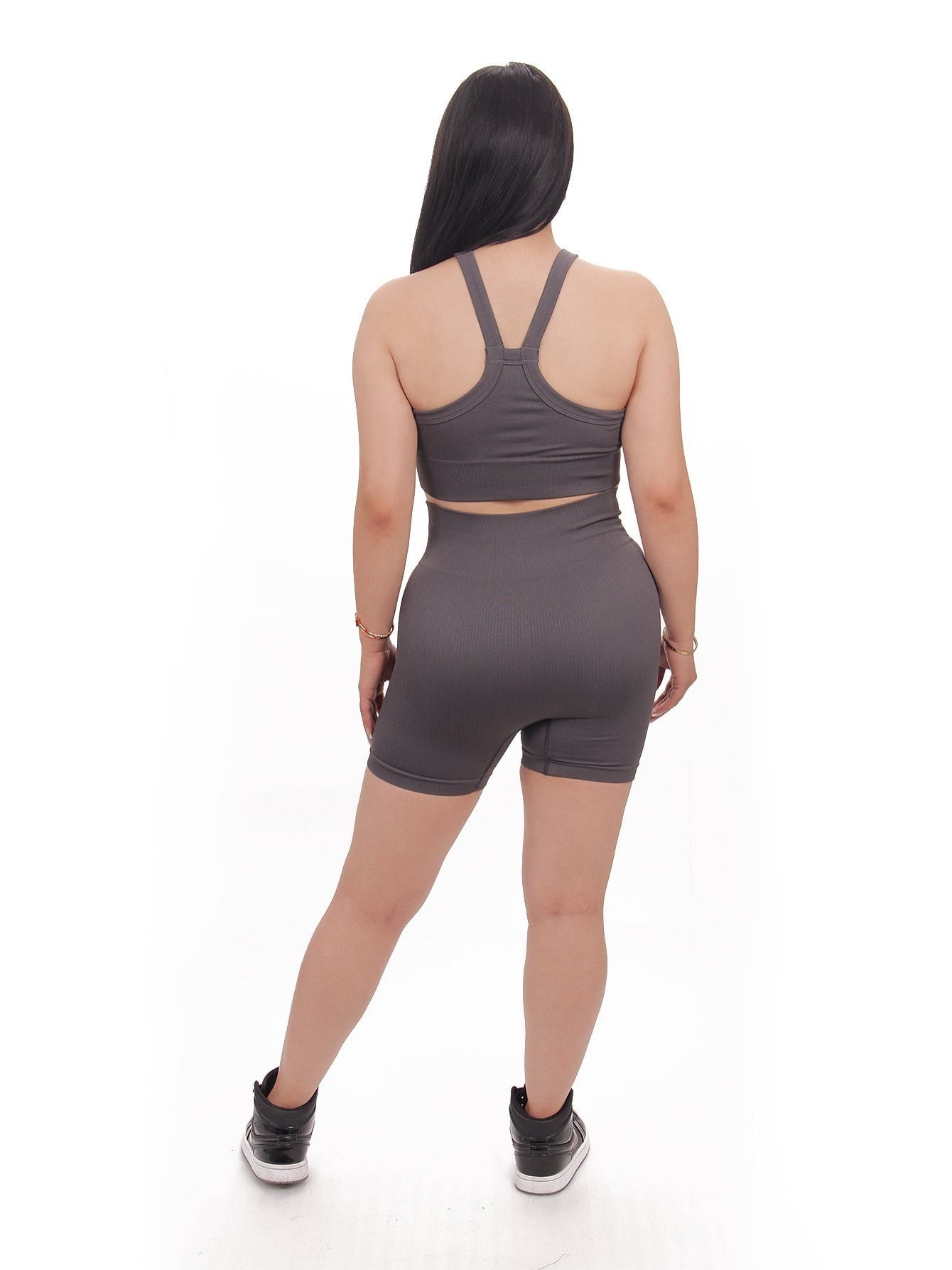 Cómodo conjunto deportivo para dama de top con tirantes y copas integradas