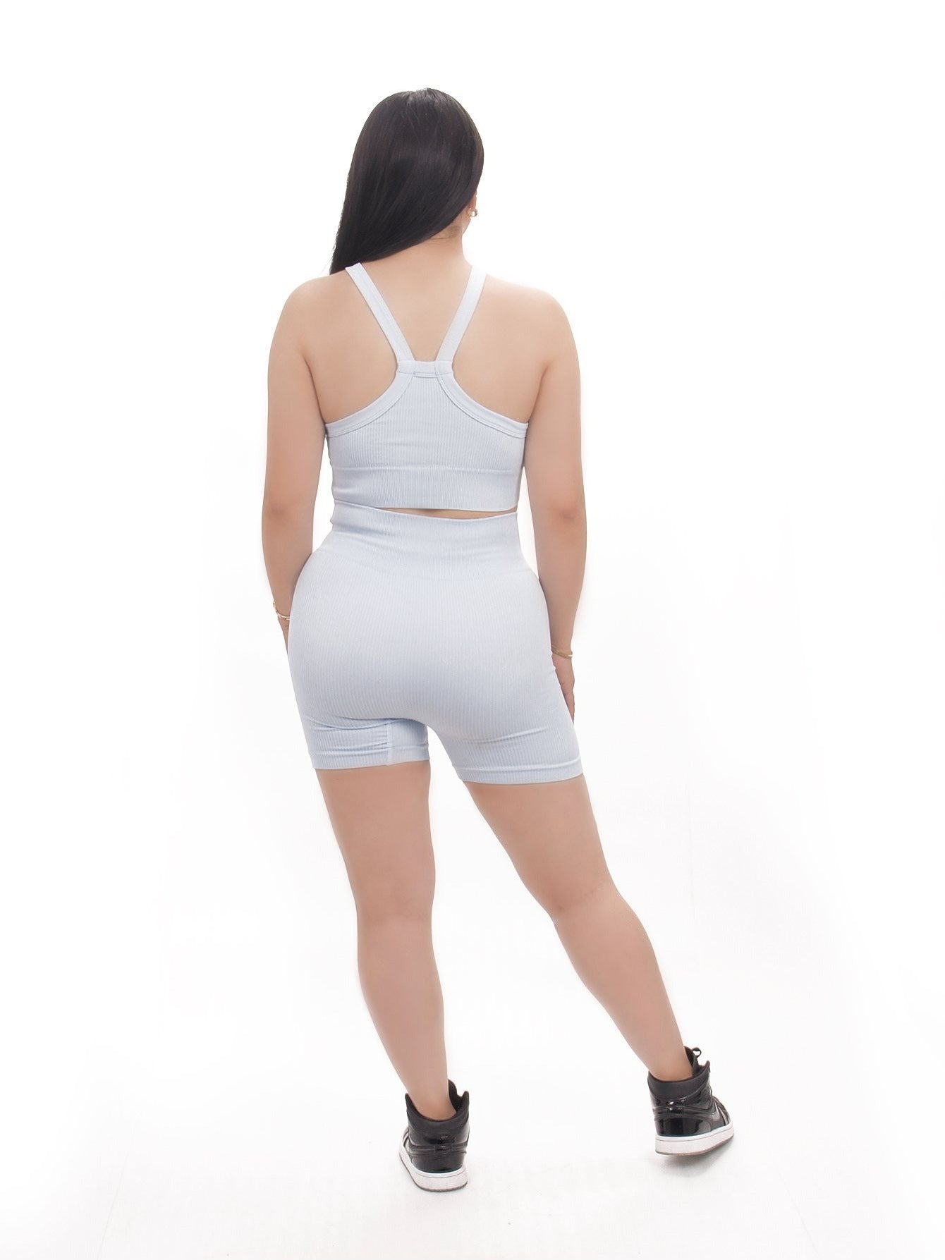 Cómodo conjunto deportivo para dama de top con tirantes y copas integradas