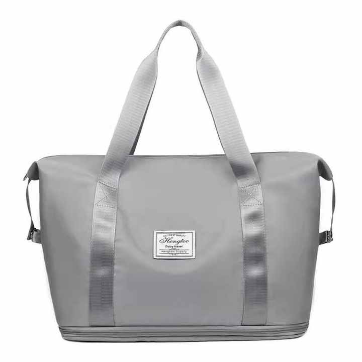 Large capacity sports bag expandable up to 10 cm more