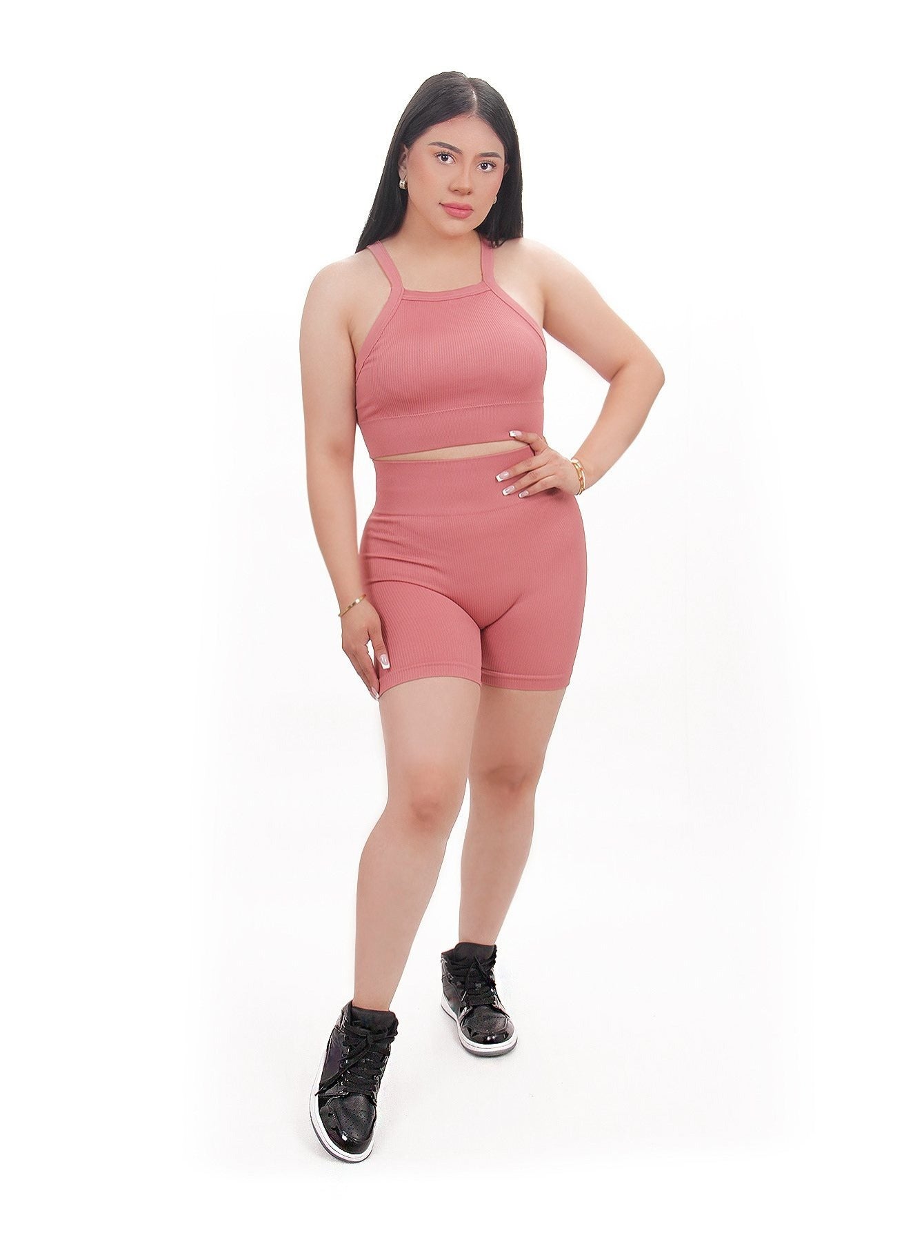 Cómodo conjunto deportivo para dama de top con tirantes y copas integradas