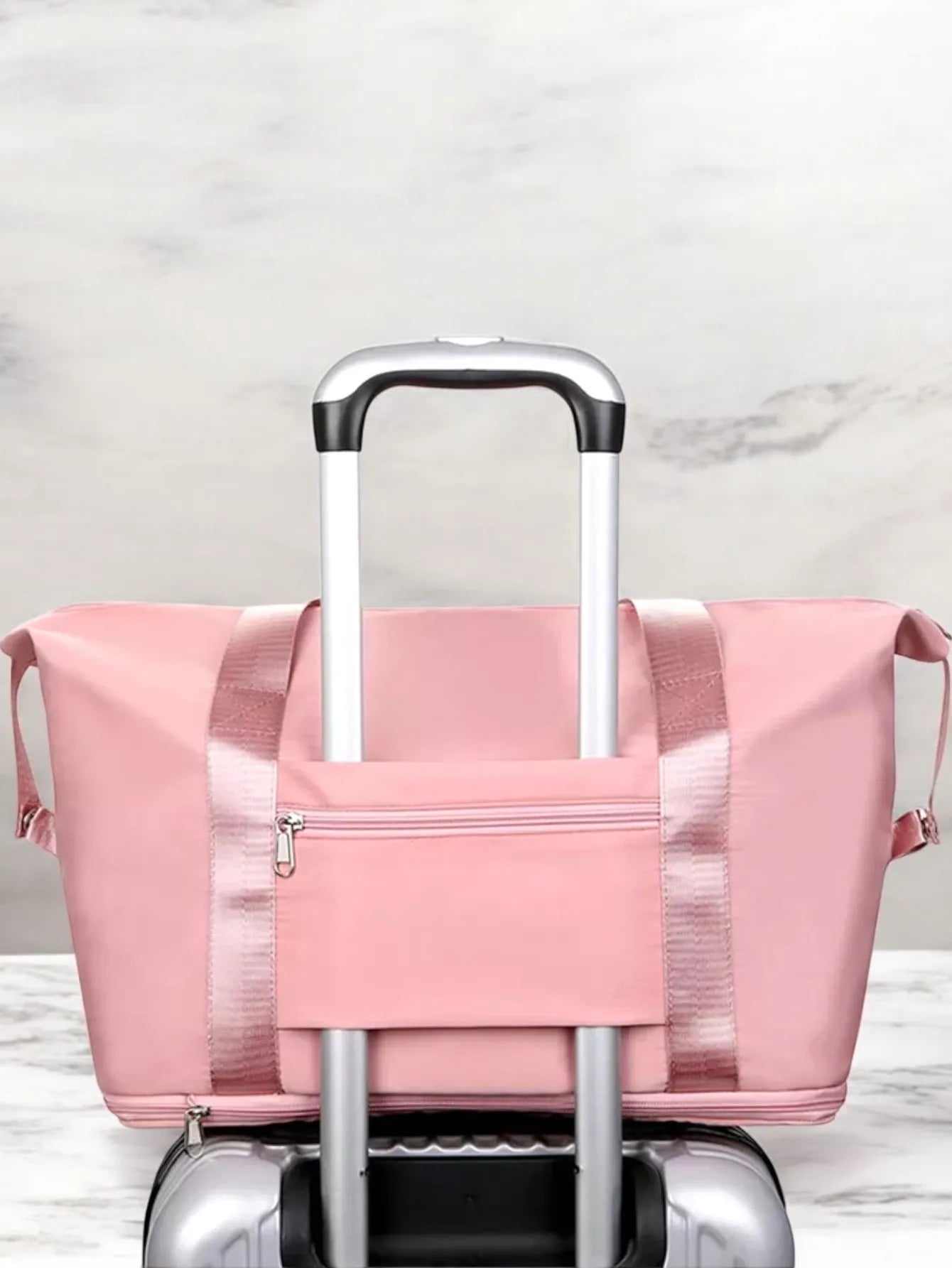 Large capacity sports bag expandable up to 10 cm more